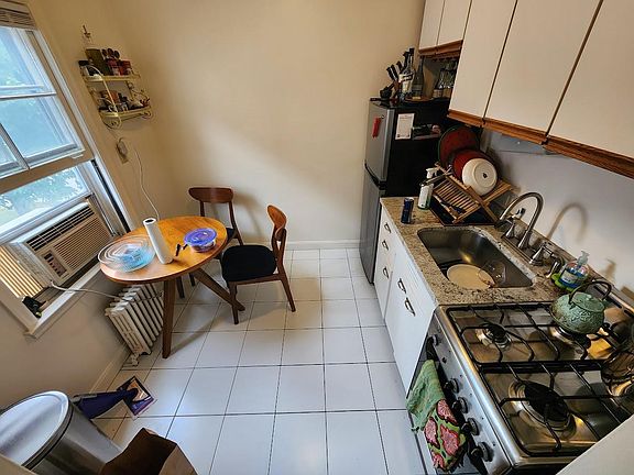 3rd image of 227 Montrose Pl APT 106