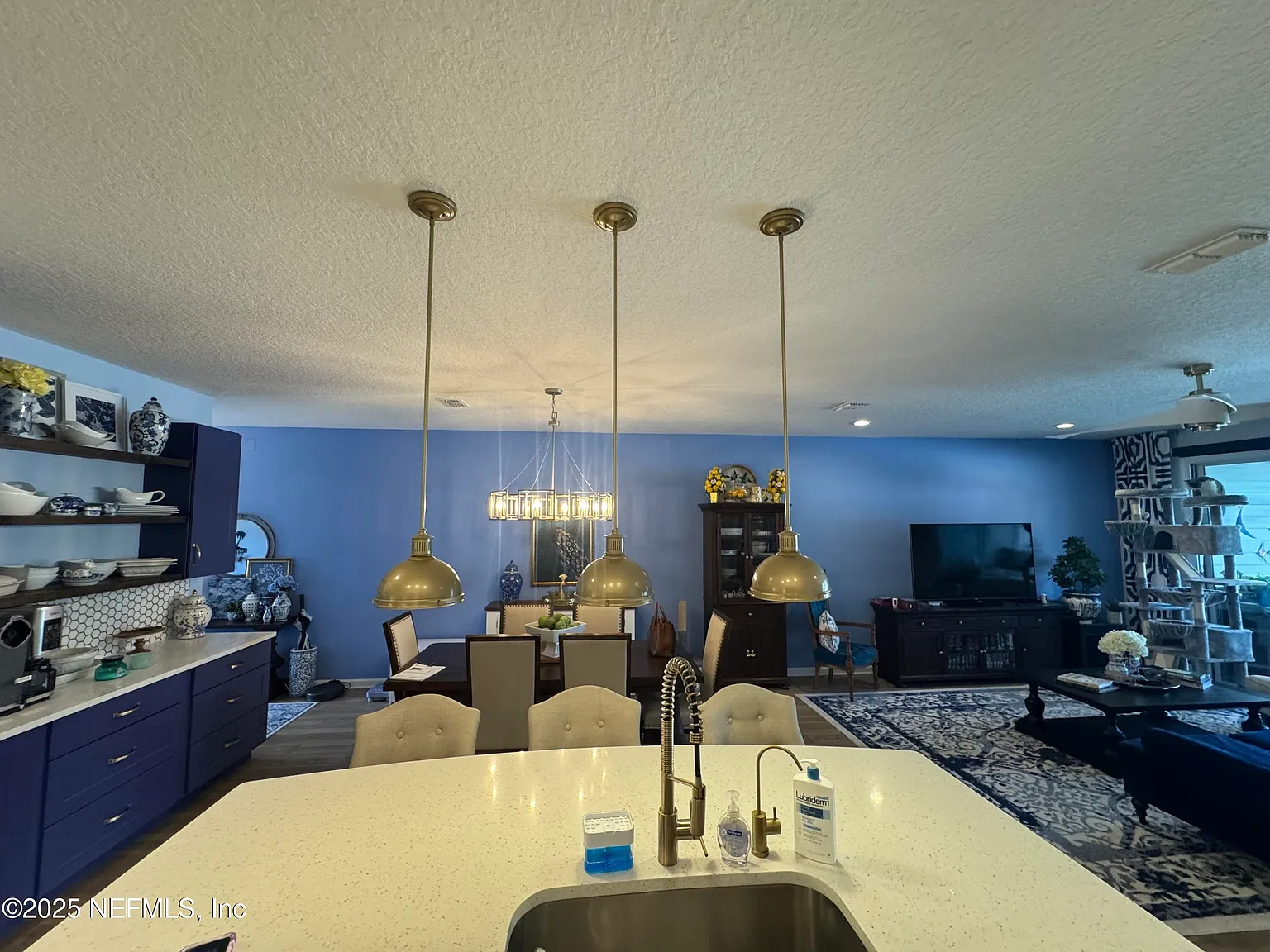 3 bed, 2.5 bath, 1994 sqft, $2,800 — Photo 4