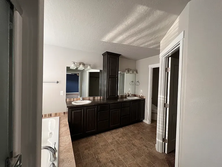 665 Hunter St — Photo 2