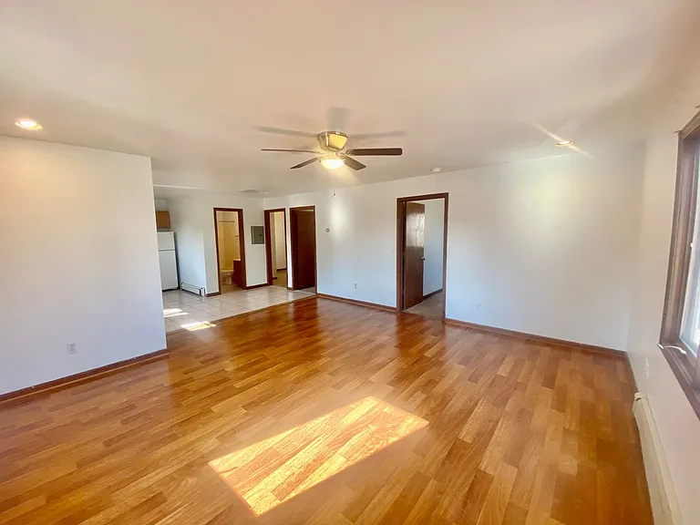 512 W Cross St — Photo 3