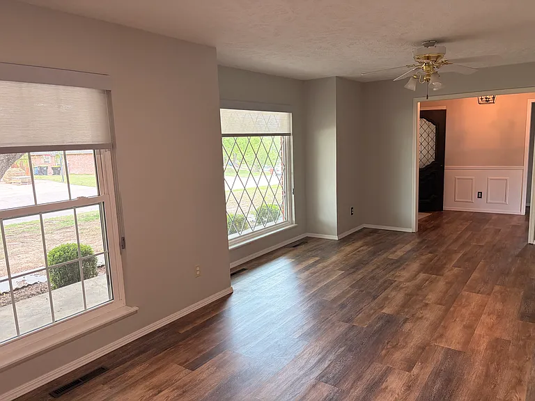 1438 Lakehurst Dr — Photo 4