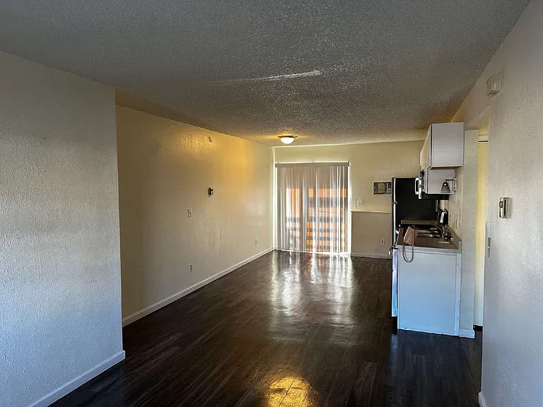 865 Hathaway Dr #D — Photo 3