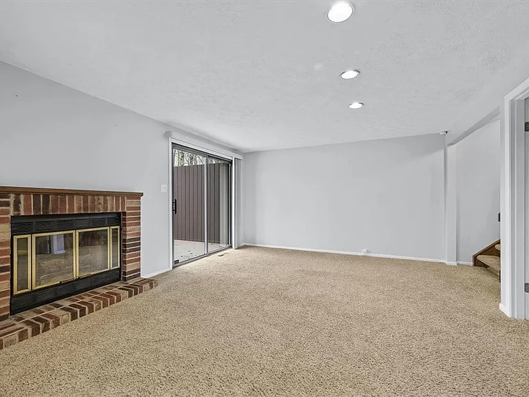 1101 Timberglen Dr — Photo 2