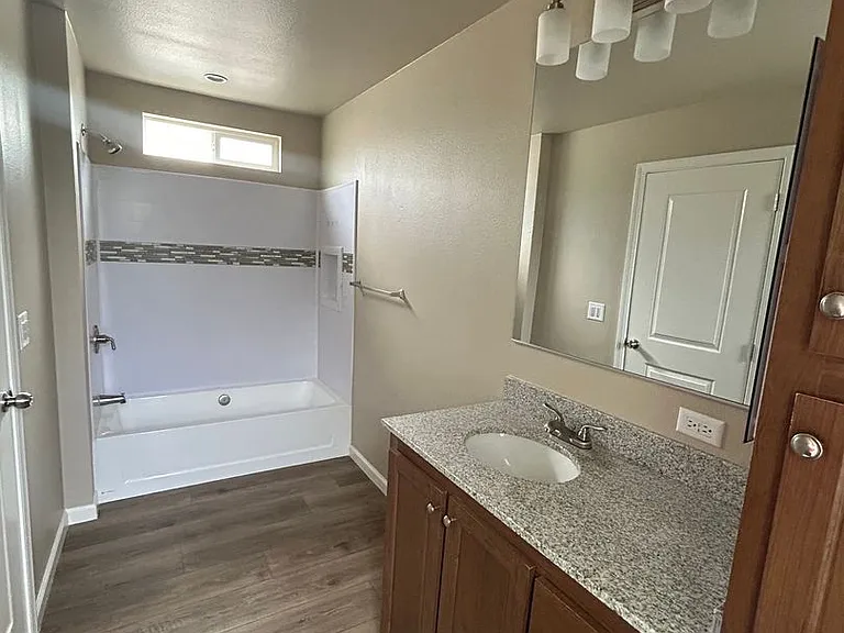515 E Walnut St — Photo 11