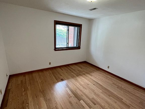 4th image of 925 E 2nd St APT 3