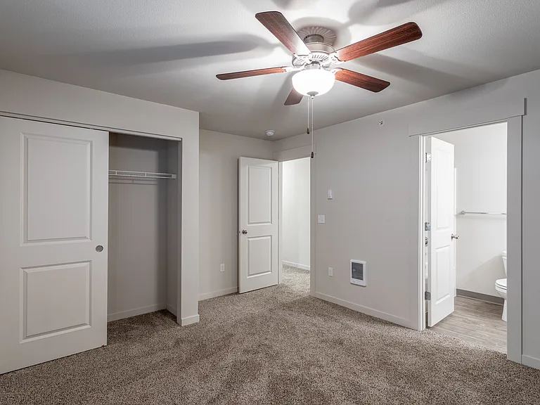 Crossroads Apartments — Photo 32