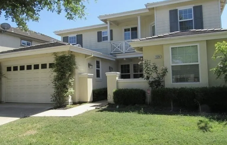 1124 Donahue Dr — Photo 1