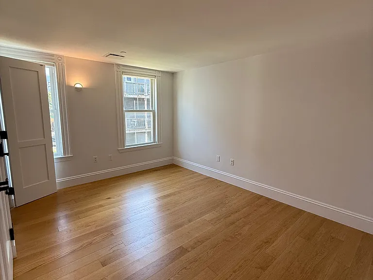 83-84 Gardner St #200L — Photo 15
