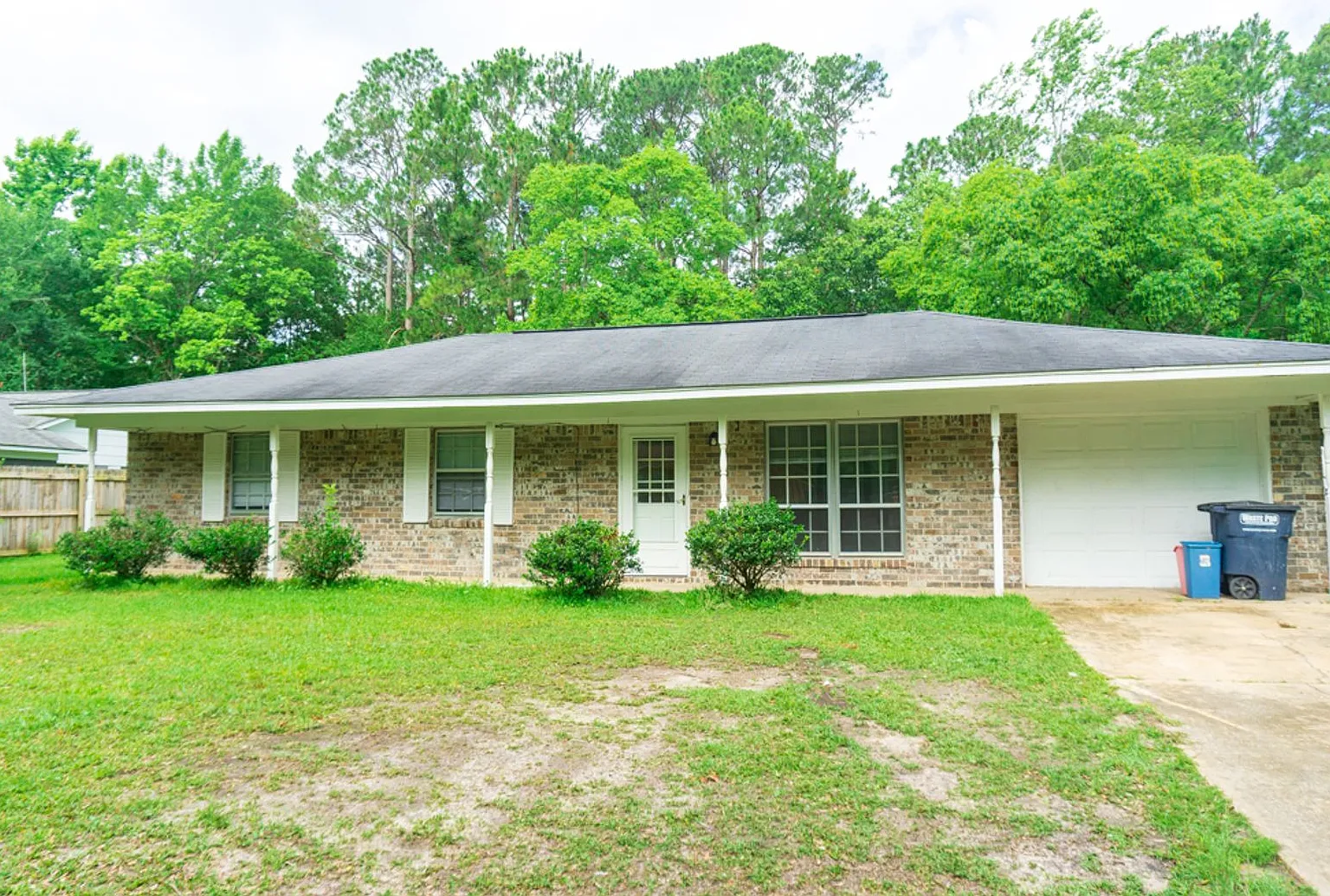 Ocean Springs School District - Cozy 3 Bedroom 1.5 Bath Home Close To Walmart & Middle School — Photo 1
