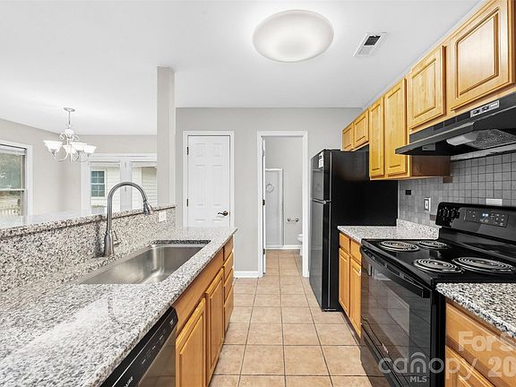 3rd image of 1605 Begonia Way