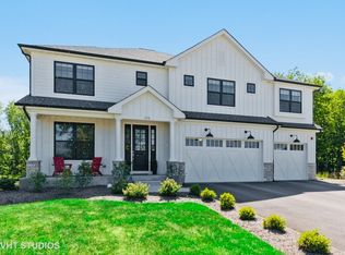 428 Woodland Chase Ln, Vernon Hills, IL 60061