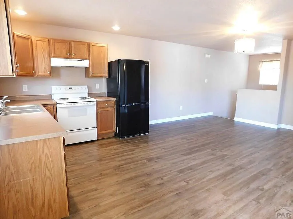 3 bed, 2.5 bath, 1800 sqft, $2,195 — Photo 3
