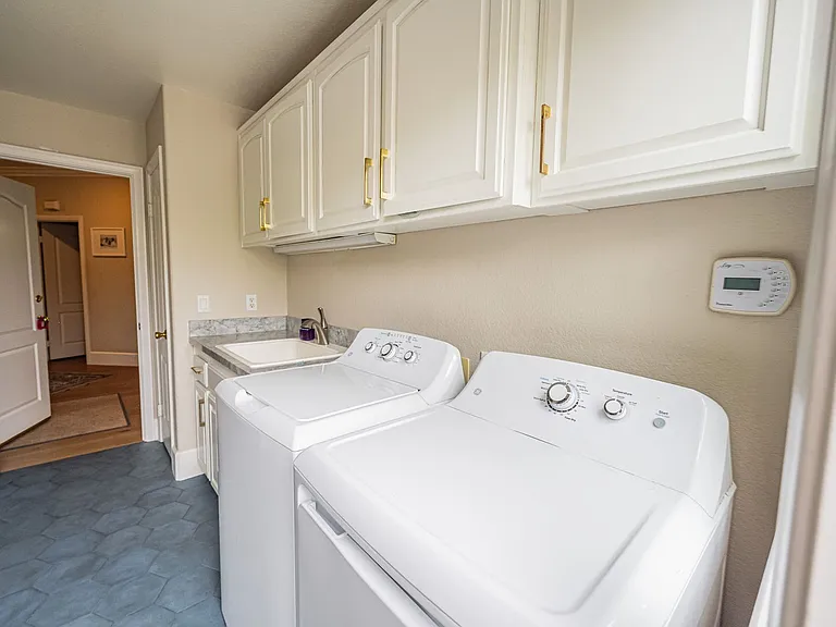 341 Calle De Adele — Photo 32