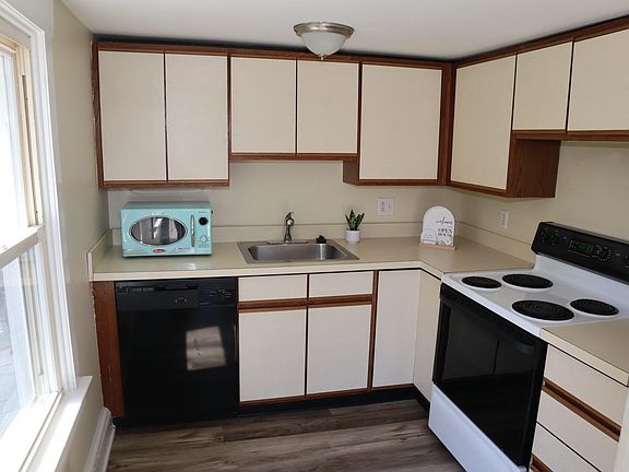 5th image of 584 Bridge St APT B