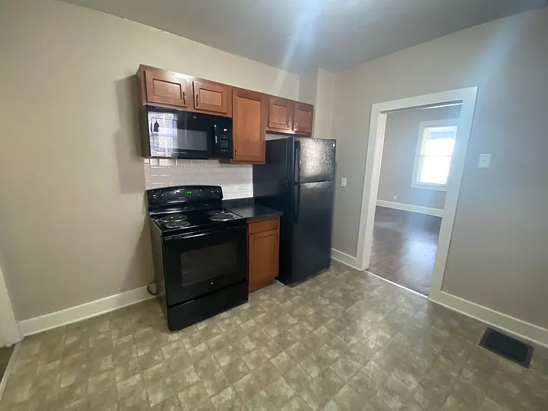 1230 Summit St — Photo 5