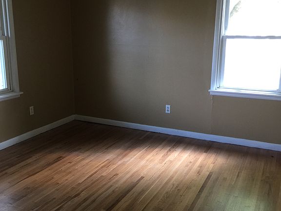 2nd image of 105 S Pecan St