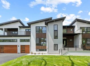 453 Evergreen Pl, Paramus, NJ 07652