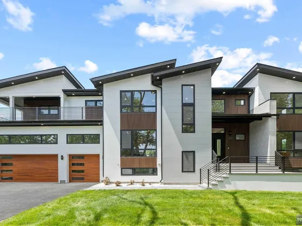 453 Evergreen Pl, Paramus, NJ 07652