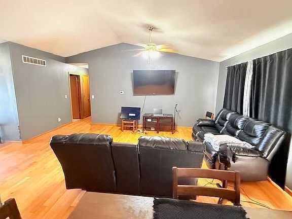 5th image of 3155 Holiday Dr