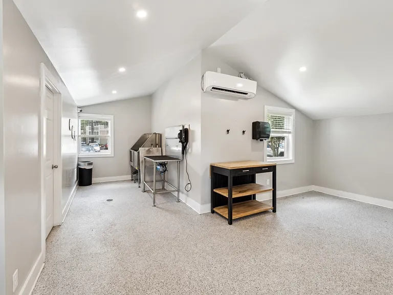 Linkhorn Bay Apartments — Photo 14