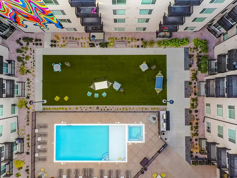 Stella On The Park — Photo 17