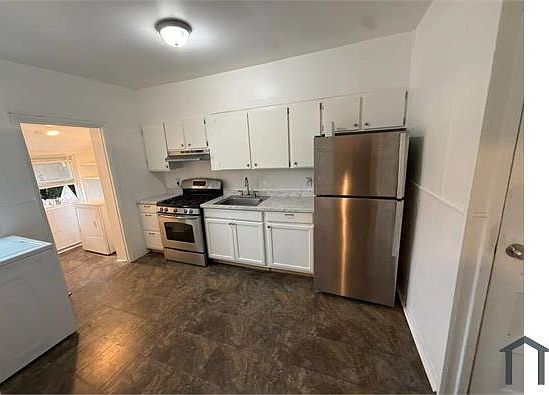 2nd image of 2402 Carter St