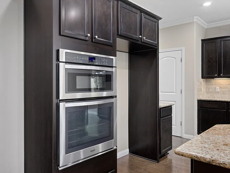 oven & microwave in kitchen