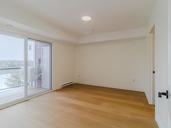 3rd image of 975 Brookside Dr #0