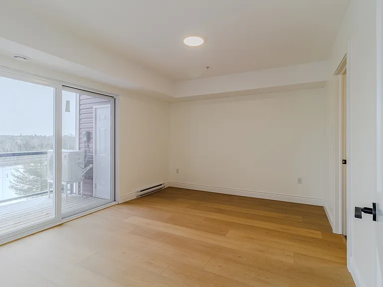 975 Brookside Dr — Photo 3