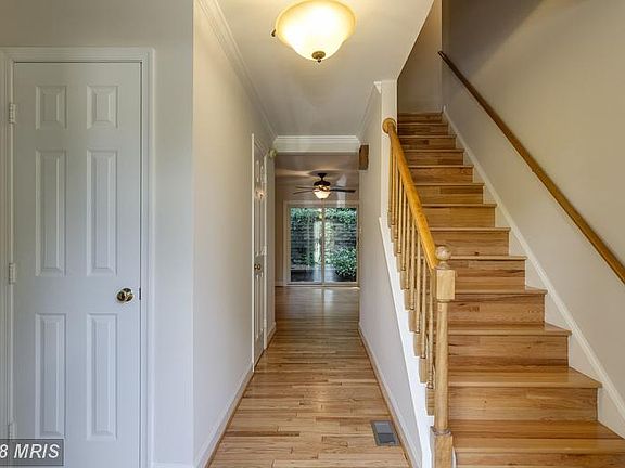 Entry Foyer w/hardwood