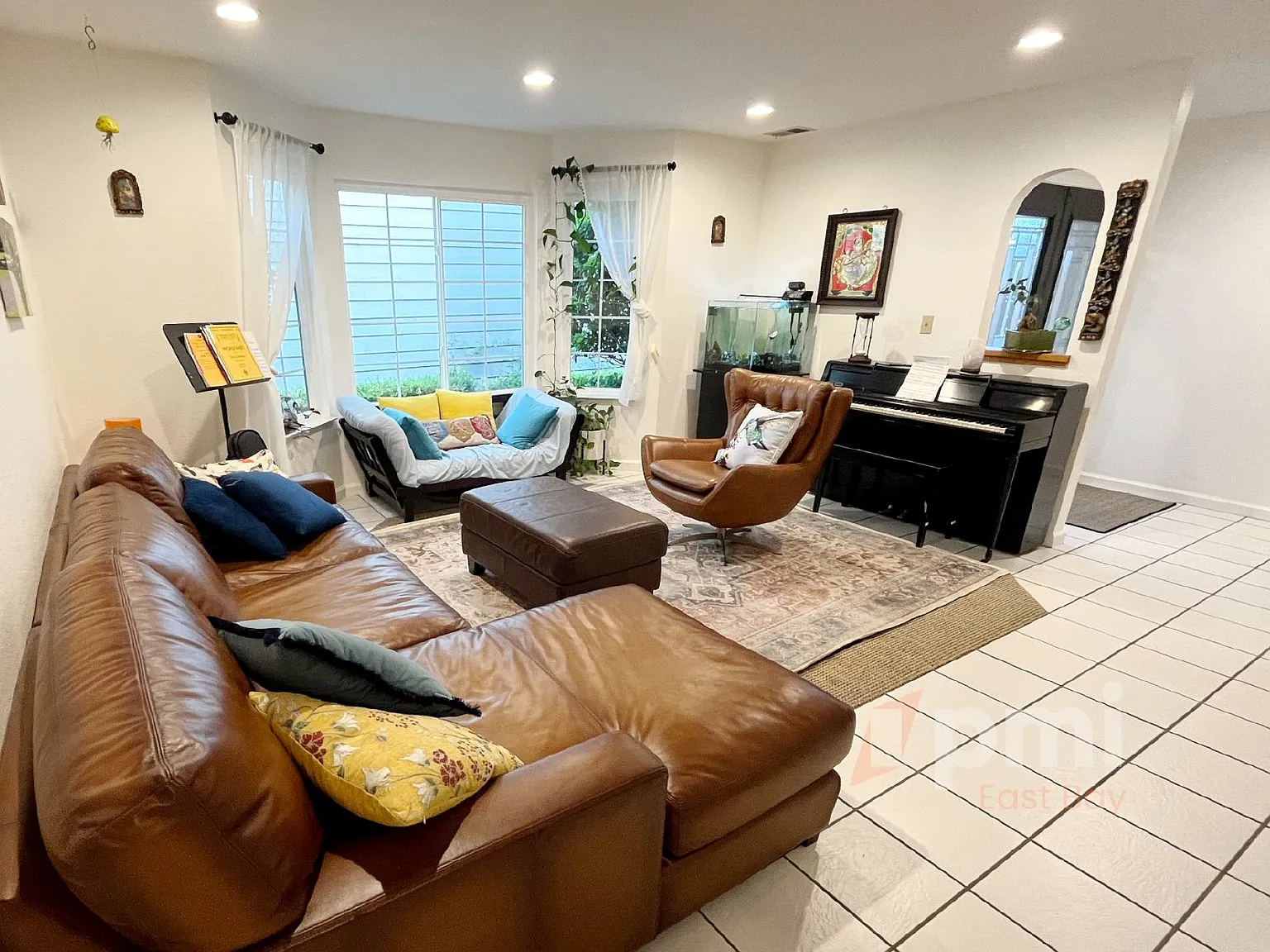 4 bed, 2.5 bath, 2056 sqft, $4,490 — Photo 2