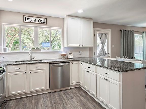 4th image of 126 Villa Park Dr