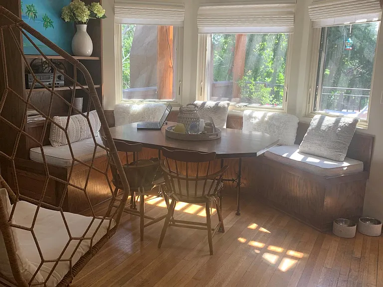 Kitchen knock. Very cozy with lots of sunlight. Can seat up to 8 people.