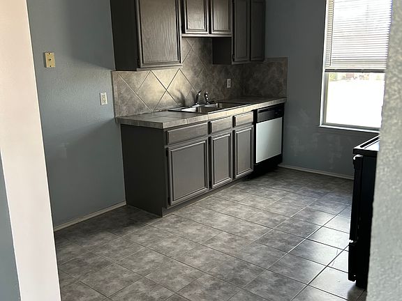 5th image of 1712 Windward Dr #D