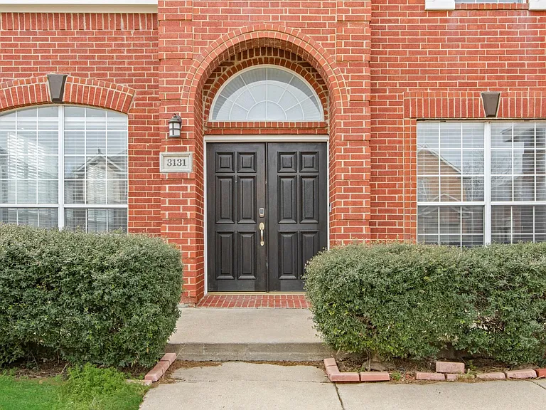 3131 Atrium Dr — Photo 2