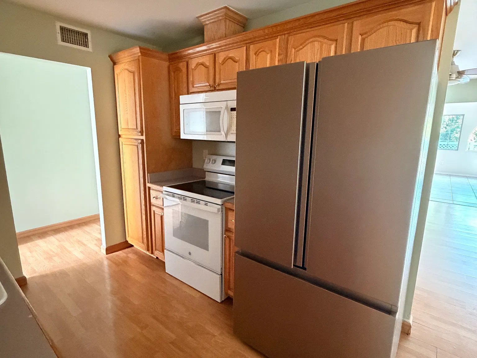 3 bed, 1400 sqft, $4,100 — Photo 3
