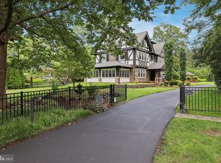 8111 Saint Martins Ln, Philadelphia, PA 19118