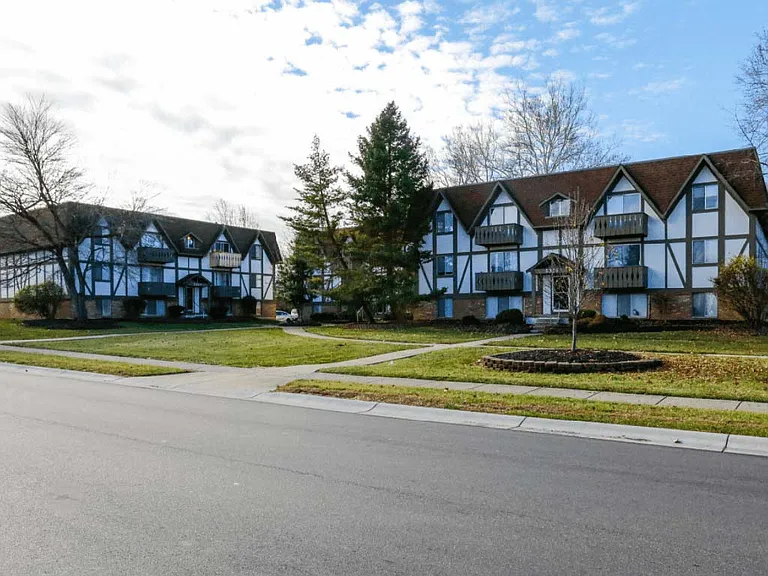 Camelot East Apartments — Photo 24