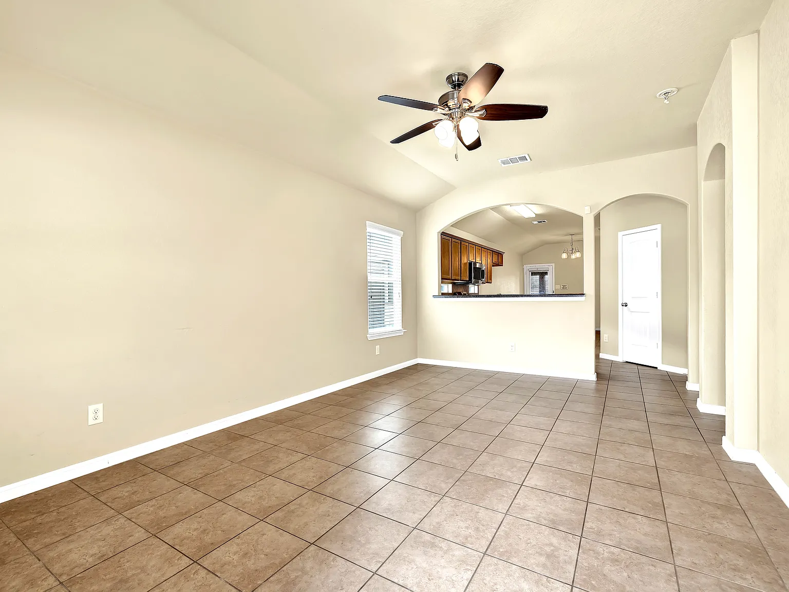 3 bed, 1220 sqft, $1,776 — Photo 4