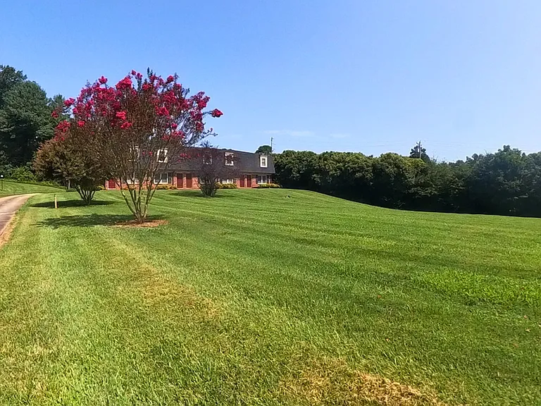 Country Club Apartments — Photo 16