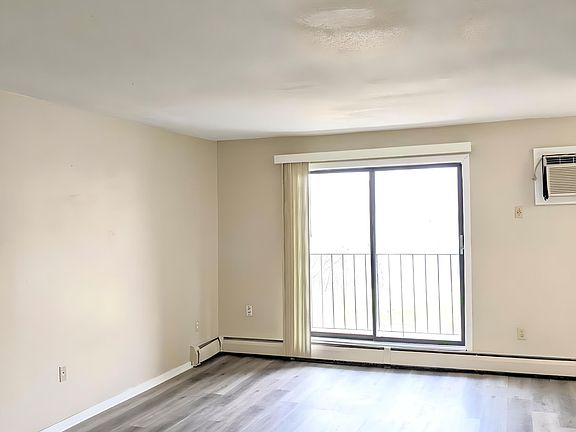 2nd image of 1067 Van Dyke St APT 306