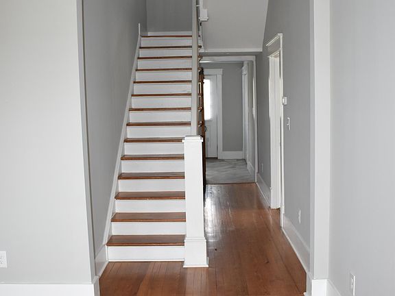 Entry hallway/stairway