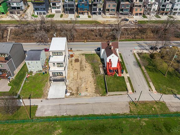 2nd image of 3021 Riverside Dr