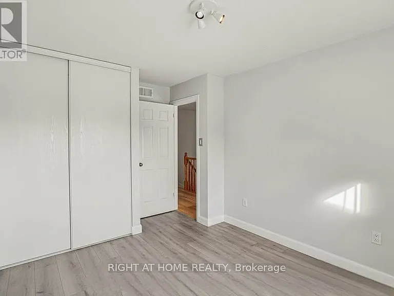 2064 Dunollie Cres — Photo 17