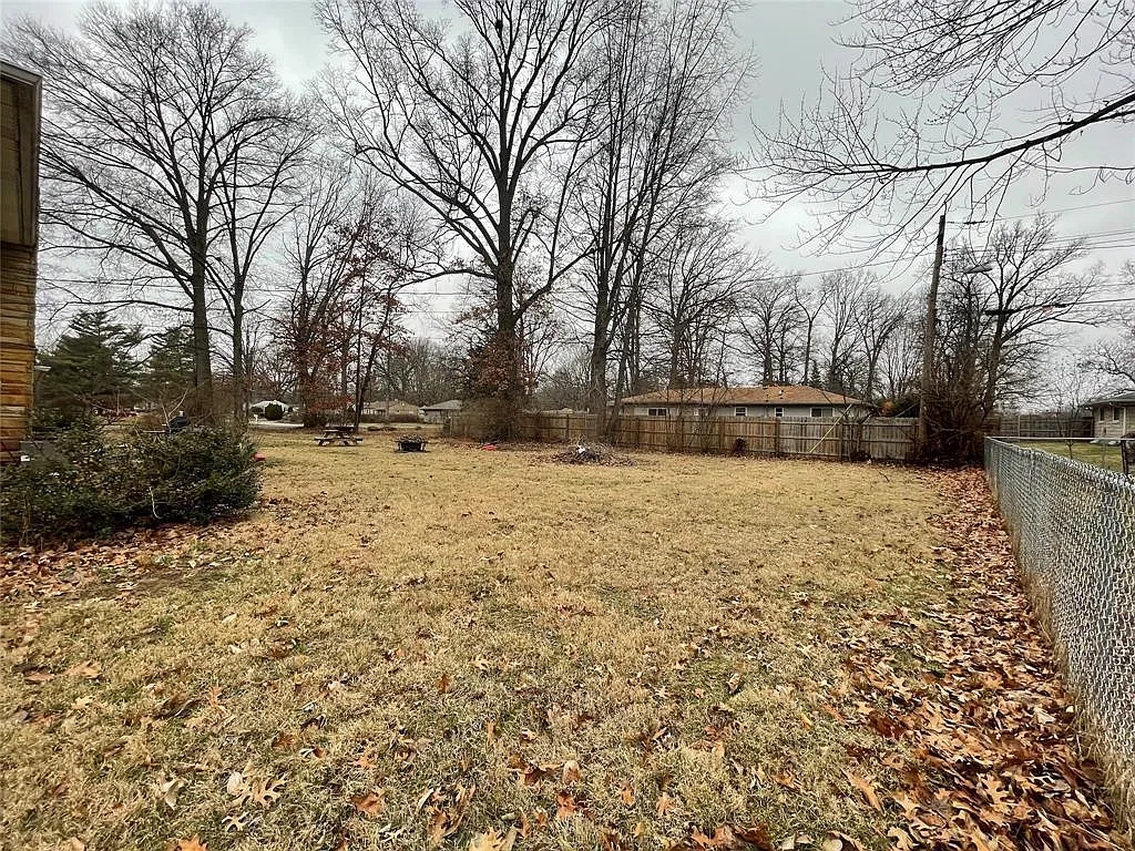 4 bed, 1.5 bath, 1909 sqft, $2,349 — Photo 4