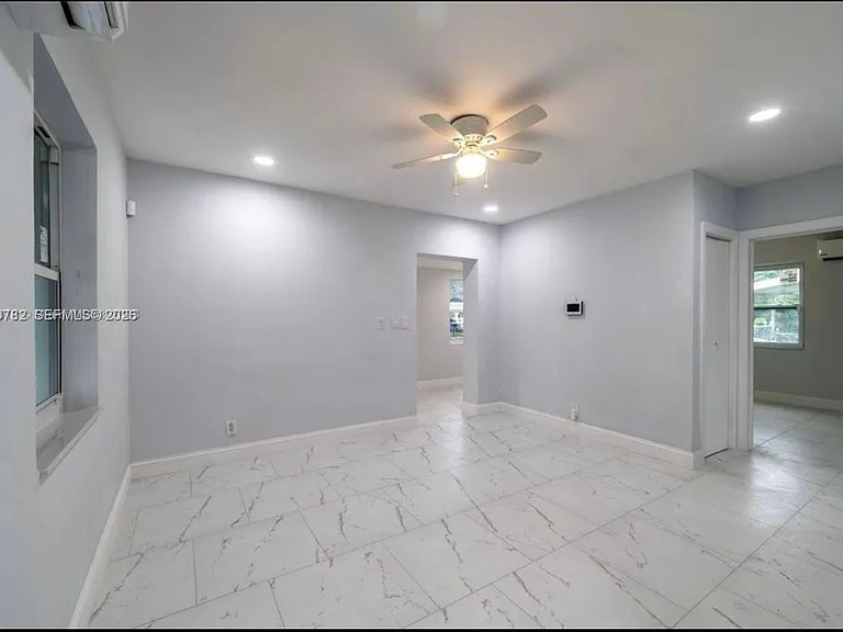 425 NW 14th Way — Photo 3