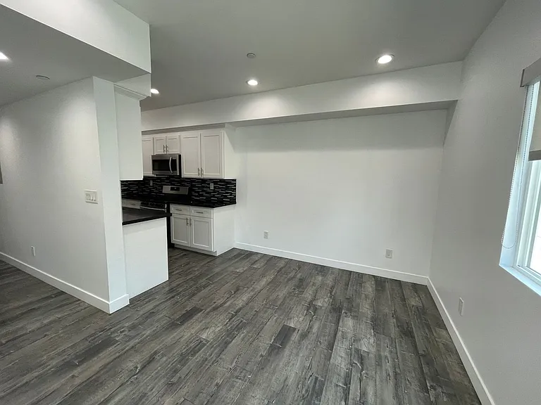 626 W 76th St — Photo 5