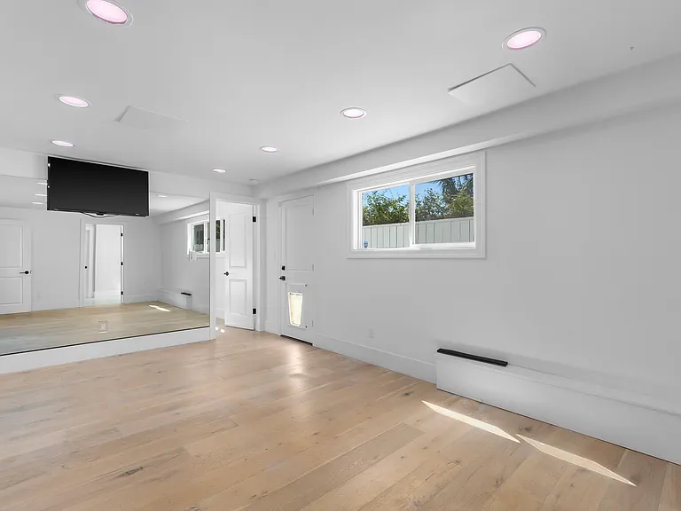 3200 N Poinsettia Ave — Photo 23