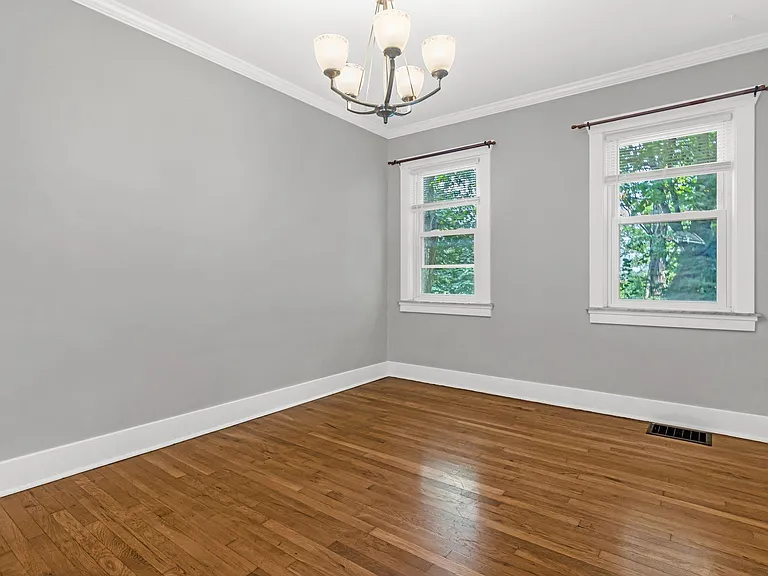 945 Mirror St — Photo 9