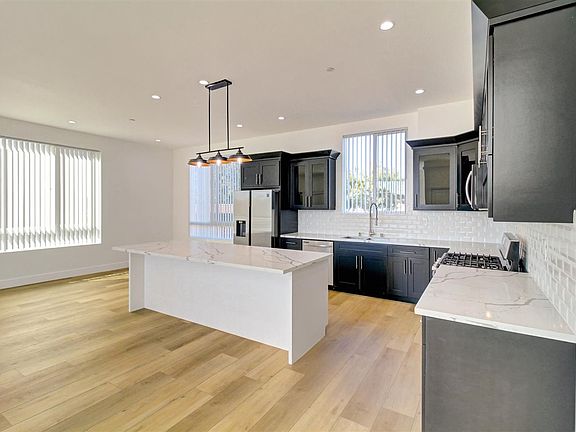 3rd image of 3018 West Blvd